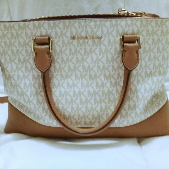 Michael Kors Handbags - Michael Kors Purse Michael Kors Handbags - Michael Kors Purse